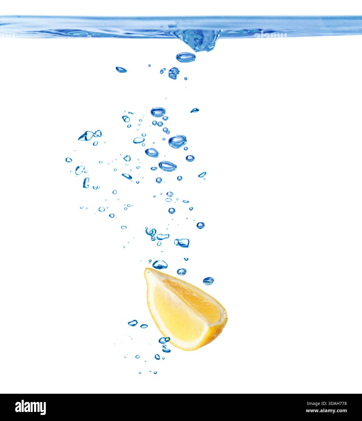 Coin de citron tombant dans l'eau sur fond blanc Banque D'Images