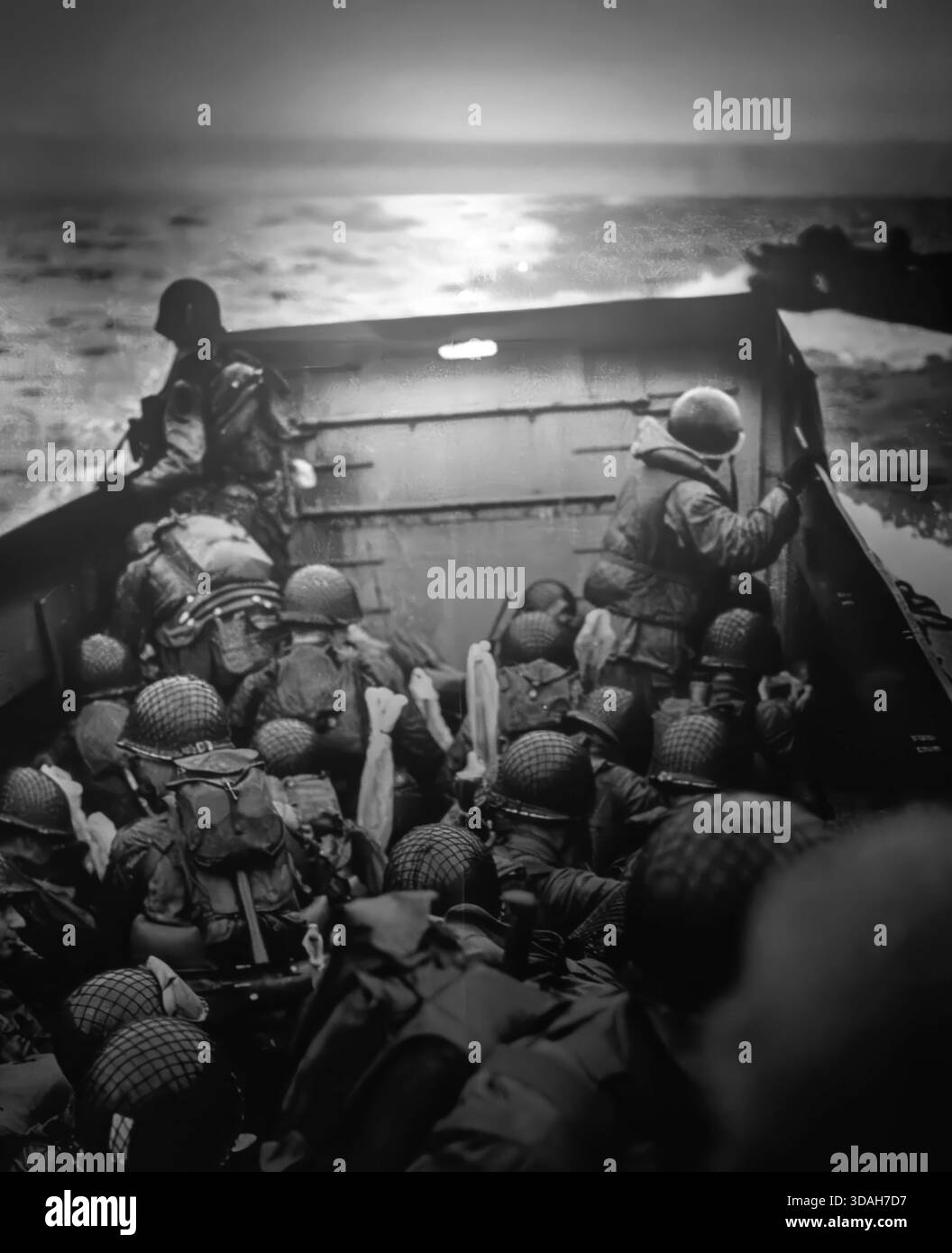 Photo d'archives de soldats américains à l'intérieur d'un engin de débarquement approchant d'Omaha Beach le jour J, 6 juin 1944 Banque D'Images