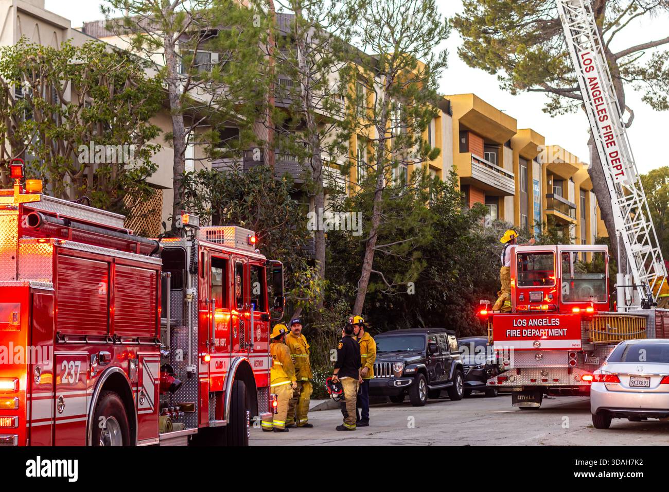 Los Angeles, États-Unis. 10 décembre 2025. Les pompiers du service des incendies de Los Angeles ont réagi avec un camion à échelle à un incident dans le quartier de Westwood près de UCLA, Los Angeles, Californie. Crédit : Stu Gray/Alamy Live News. Banque D'Images