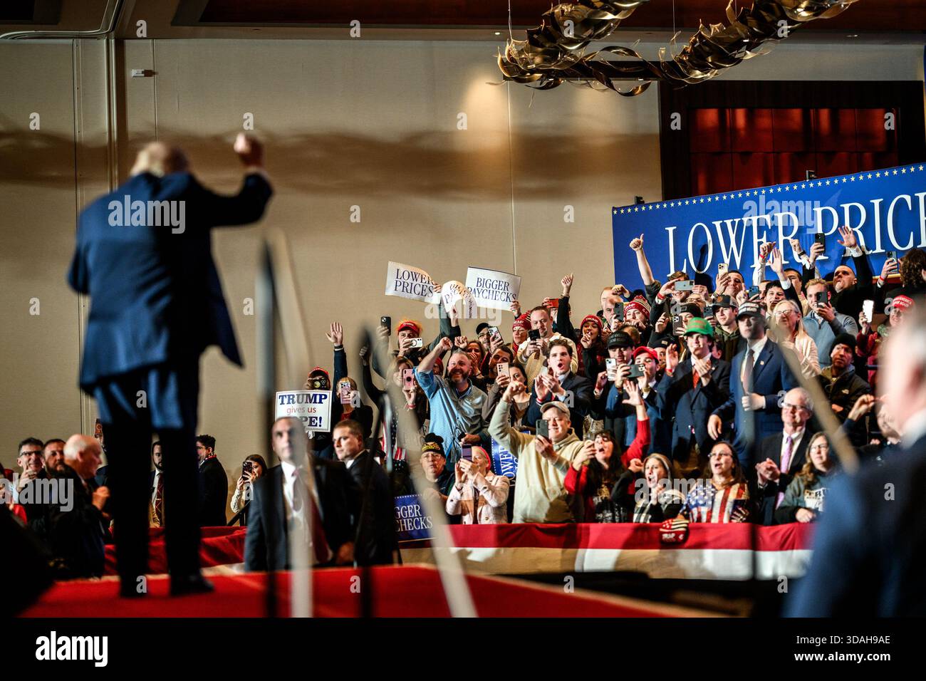 Le président Donald Trump fait un geste à la foule après avoir prononcé un discours sur l’économie au Mount Airy Casino Resort à Mount Pocono, en Pennsylvanie, le mardi 9 décembre 2025. (Photo officielle de la Maison Blanche par Molly Riley) Banque D'Images