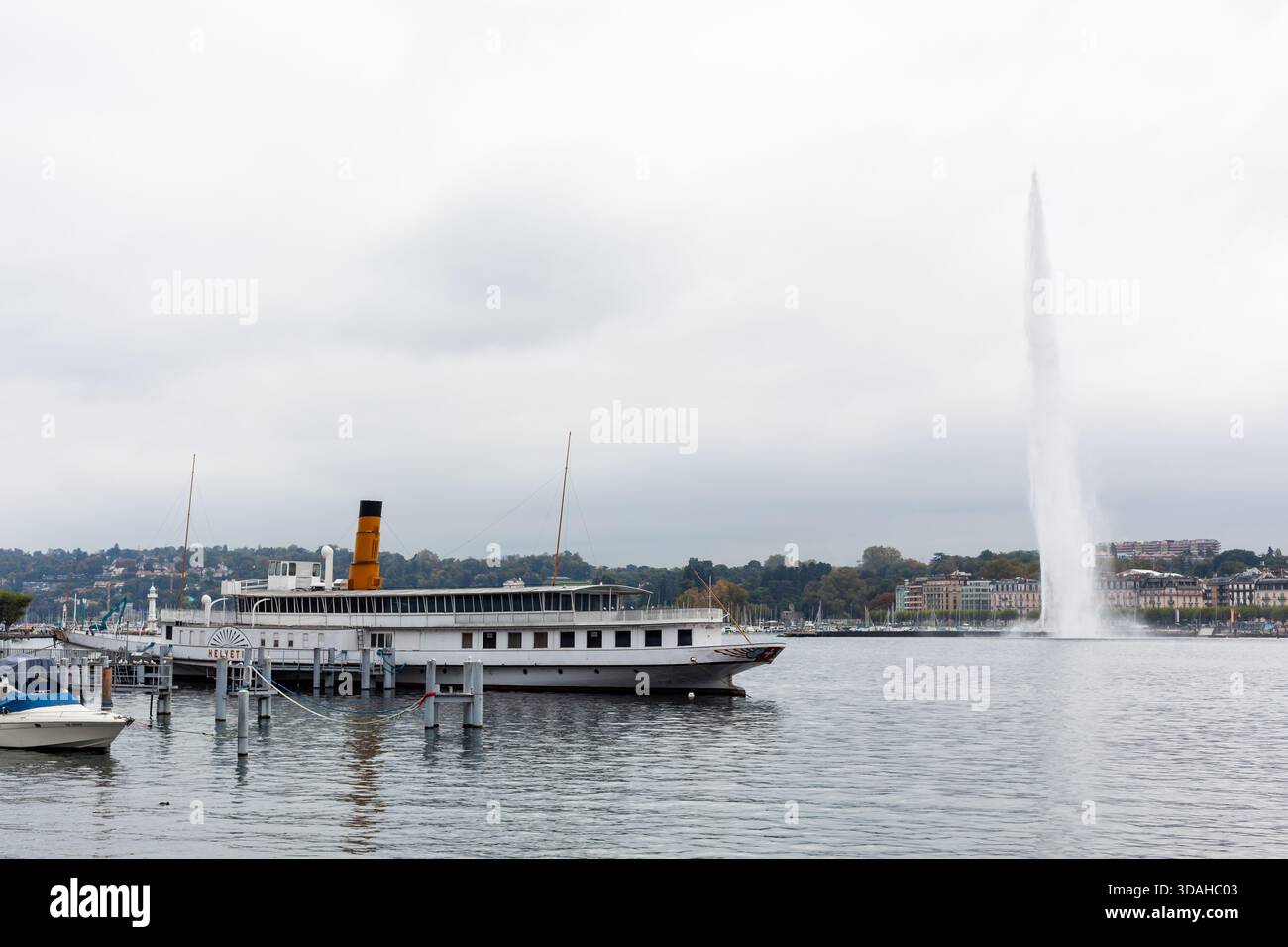 Genève, Suisse - 8 octobre 2025 : fontaine emblématique Jet d'eau et ferry sur le lac Léman à Genève, Suisse. Banque D'Images
