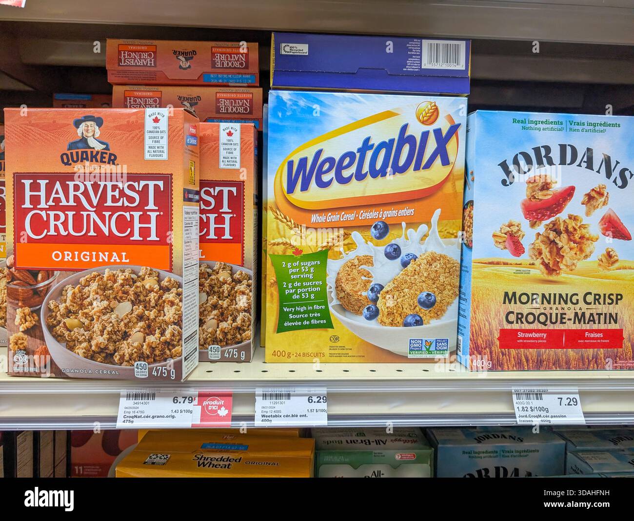 Canada, Québec, 23 novembre 2025 : trois boîtes populaires de céréales pour petit déjeuner exposées sur l'étagère des épiceries Banque D'Images