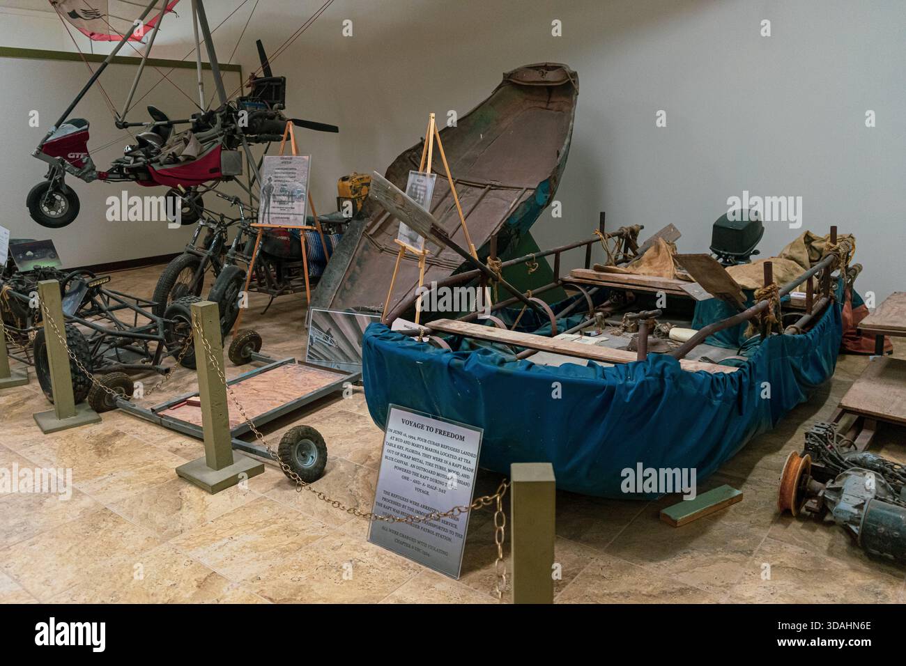 Exposition avec un radeau de la migration cubaine à l'intérieur du musée de la patrouille frontalière américaine à El Paso, Texas, États-Unis Banque D'Images
