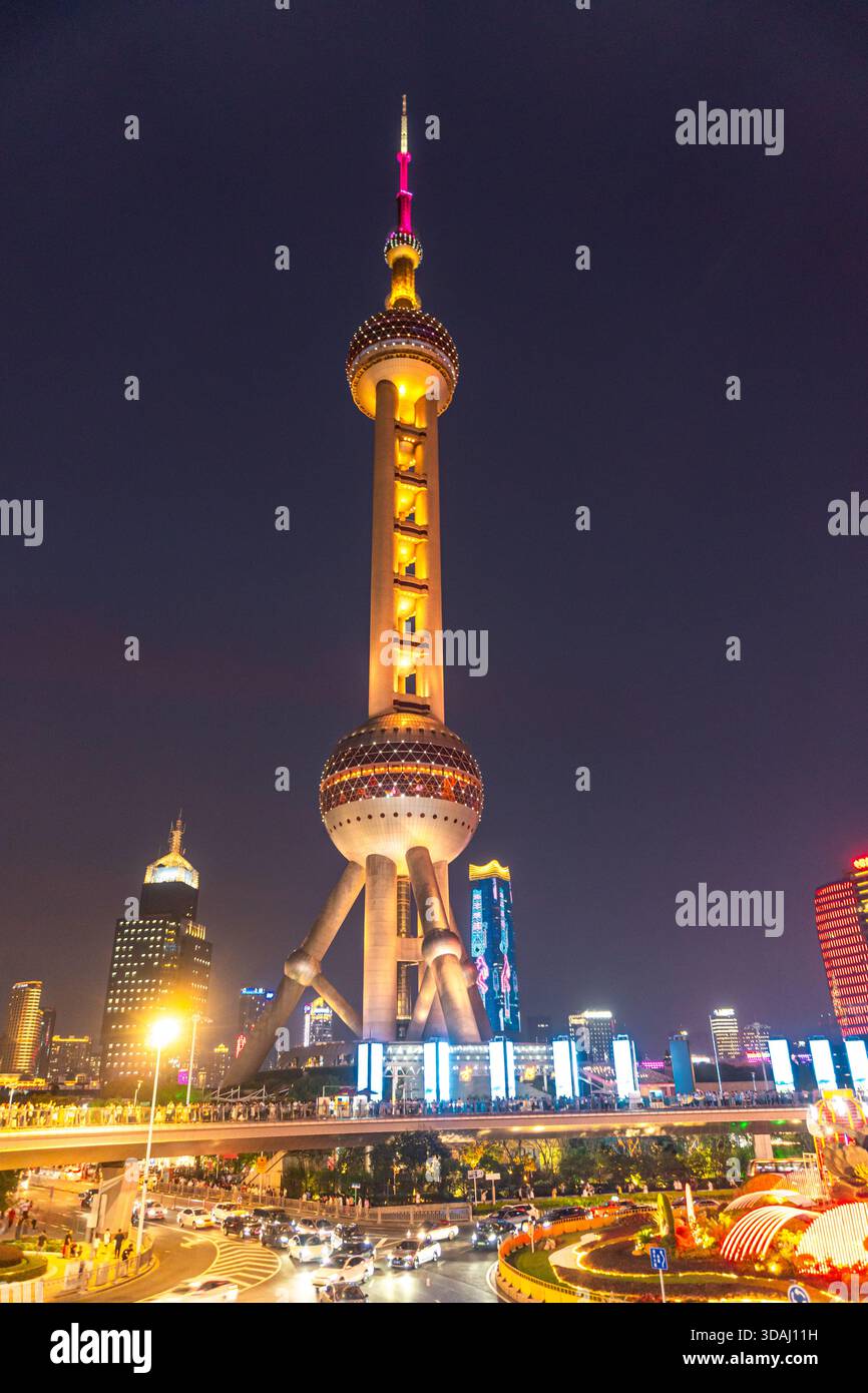 5 mai 2025, Shanghai, Chine : tour de perle orientale la nuit au bord de la rivière à Shanghai Banque D'Images
