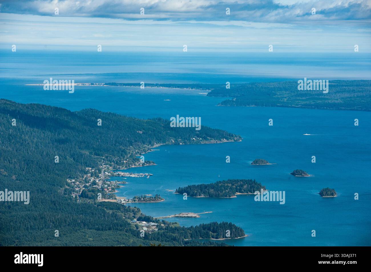 Impressionen von Haida Gwaii, eine Inselgruppe vor der Küste British Columbias. SIE besteht aus den beiden Hauptinseln Graham und Moresby Island sowie 200 kleineren Inseln von denen Louise Island und Lyell Island die größten sind. 27.08.2018. IM Bild : Der Blick auf den Sleeping Beauty Trail, auch bekannt als Tarundl Trail, ist bemerkenswert, da er die am einfachsten zugängliche alpine Wanderung auf der Insel Haida Gwaii darstellt. // impressions de Haida Gwaii, un groupe insulaire au large de la côte de la Colombie-Britannique. Il se compose des deux îles principales, Graham et Moresby, ainsi que de 200 petites îles Banque D'Images