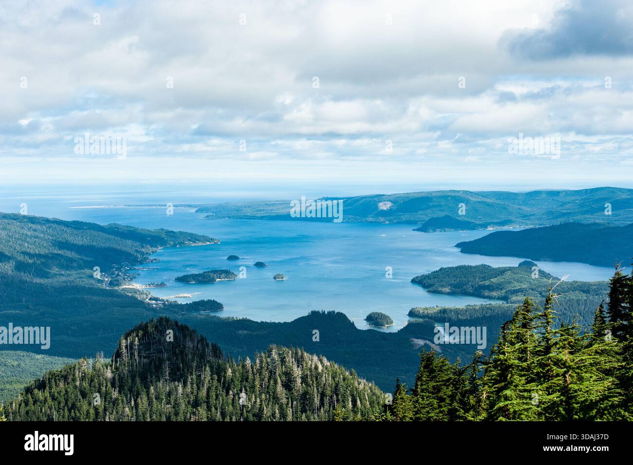 Impressionen von Haida Gwaii, eine Inselgruppe vor der Küste British Columbias. SIE besteht aus den beiden Hauptinseln Graham und Moresby Island sowie 200 kleineren Inseln von denen Louise Island und Lyell Island die größten sind. 27.08.2018. IM Bild : Der Blick auf den Sleeping Beauty Trail, auch bekannt als Tarundl Trail, ist bemerkenswert, da er die am einfachsten zugängliche alpine Wanderung auf der Insel Haida Gwaii darstellt. // impressions de Haida Gwaii, un groupe insulaire au large de la côte de la Colombie-Britannique. Il se compose des deux îles principales, Graham et Moresby, ainsi que de 200 petites îles Banque D'Images