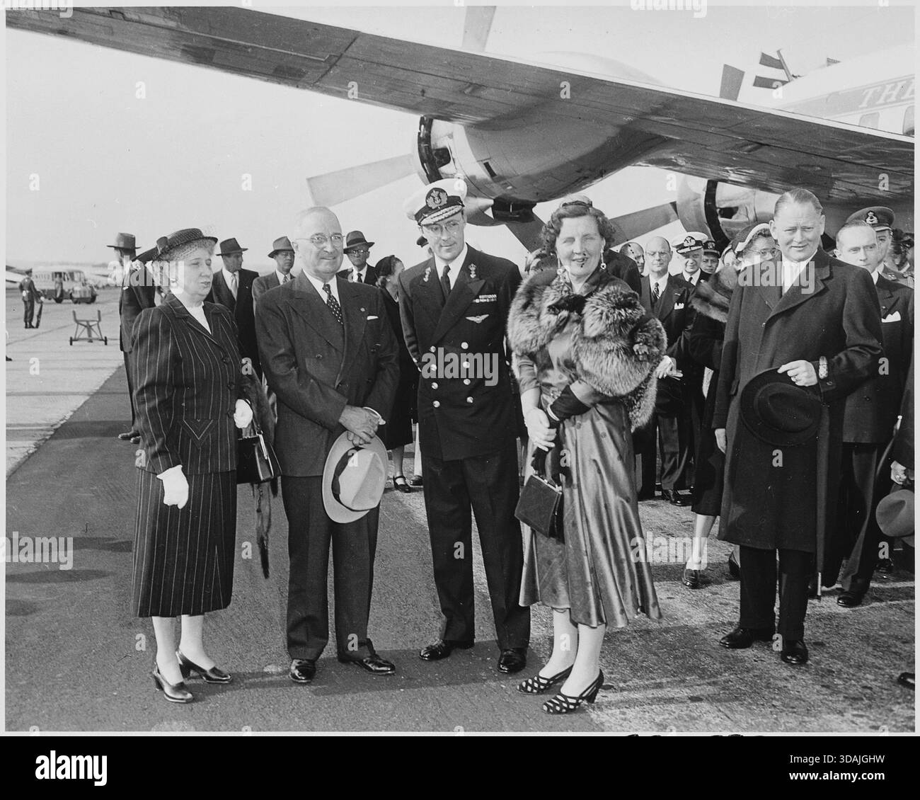 Le président Harry S. Truman et MRS Truman accueillent la reine Juliana des pays-Bas et le prince Bernhard (Washington, DC, États-Unis, années 1950) : les Trumans saluent la reine Juliana et le prince Bernhard lors d'une visite officielle, reflétant la diplomatie d'après-guerre, l'amitié internationale et l'hospitalité cérémonielle entre les États-Unis et les pays-Bas au milieu du XXe siècle. Banque D'Images