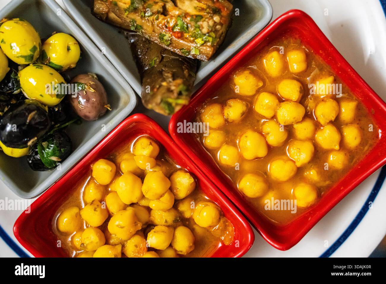 Plat avec pois chiches, olives et aubergines, tapa marocaine typique, Tanger, Maroc, Afrique du Nord. Banque D'Images
