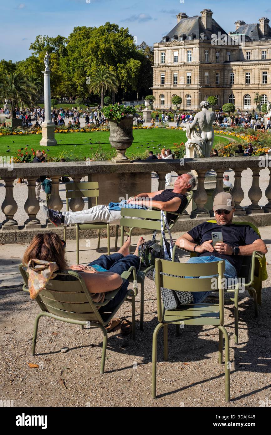 Détente le dimanche après-midi au jardin du Luxembourg, Paris Banque D'Images