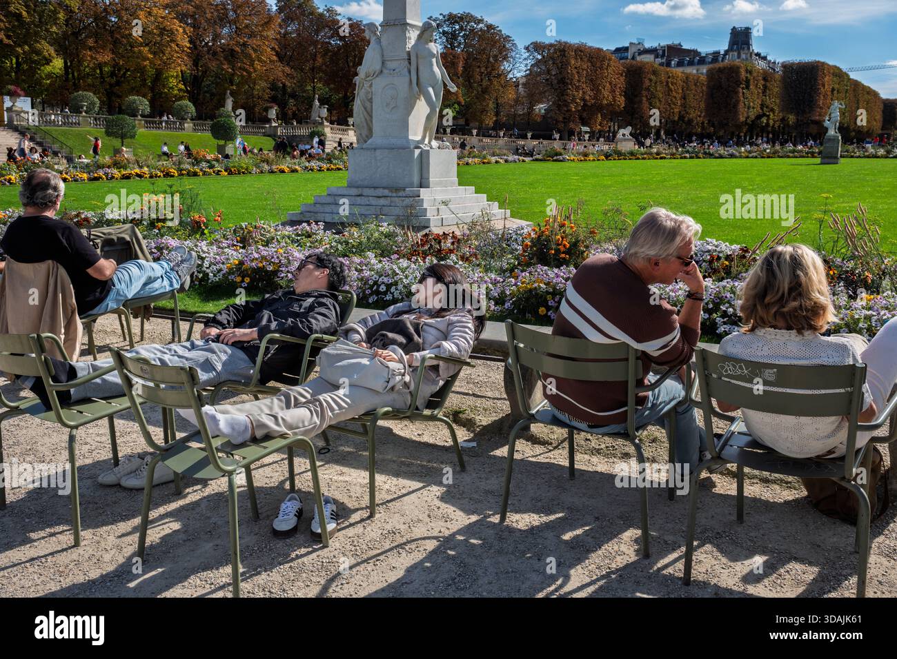 Détente le dimanche après-midi au jardin du Luxembourg, Paris Banque D'Images