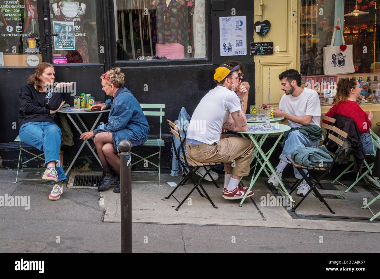 Un café trottoir à Montmartre, Paris Banque D'Images