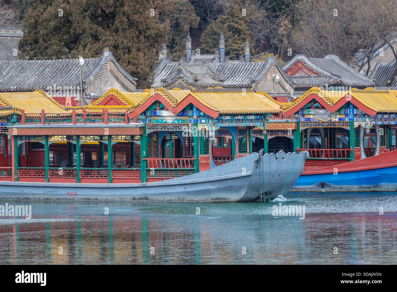 Bateaux touristiques sur le lac Kunming au Palais d'été à Pékin, capitale de la Chine Banque D'Images