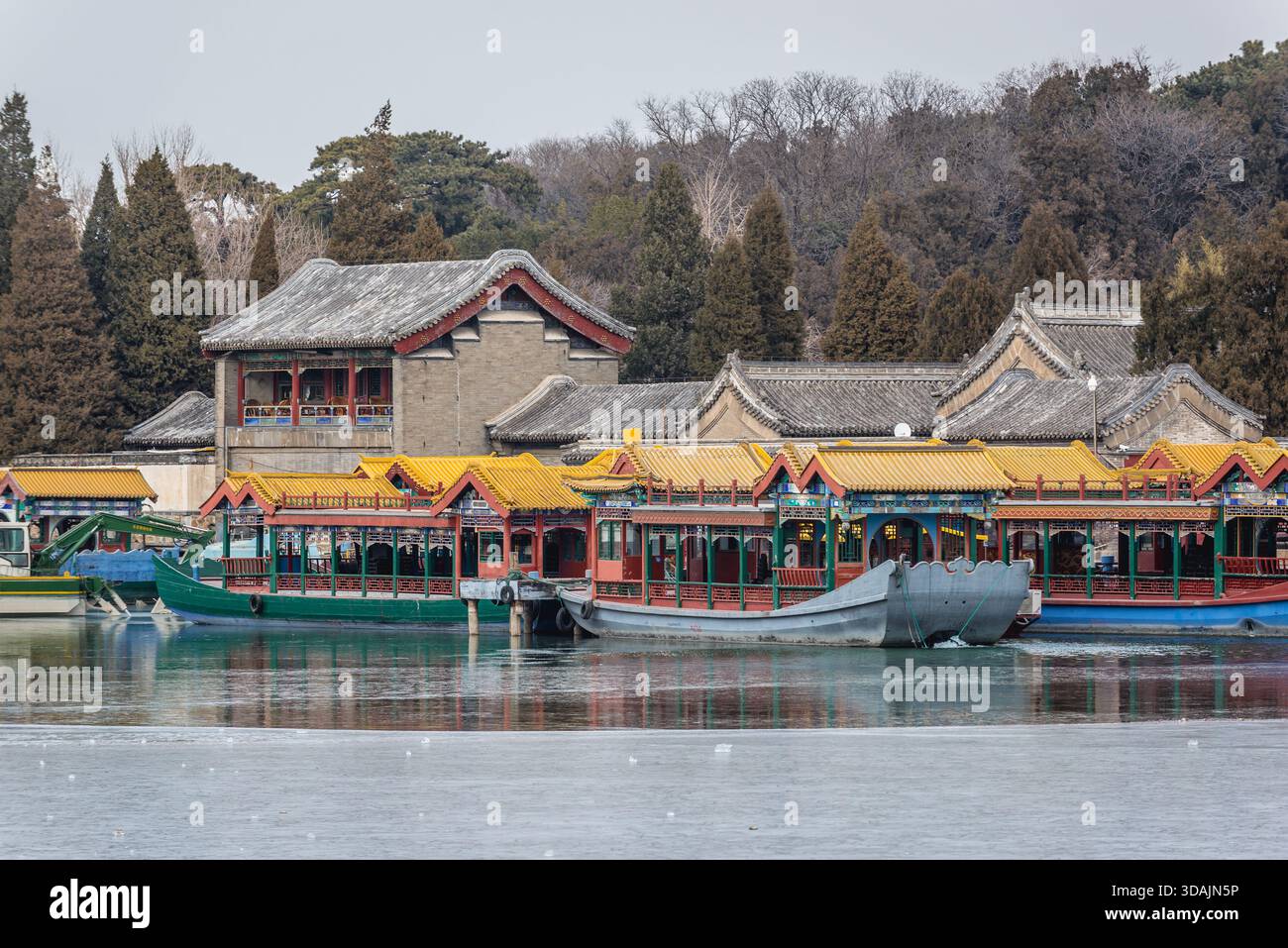 Bateaux traditionnels sur le lac Kunming, lac central de Yiheyuan - Palais d'été, ancien jardin impérial à Beijing, Chine Banque D'Images