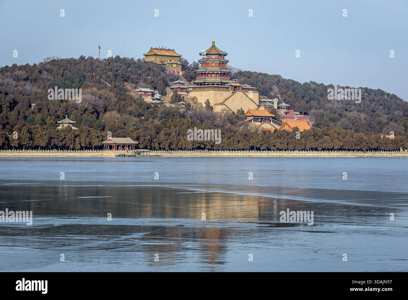 Salle de la Mer de Sagesse et Tour d'Encens bouddhiste sur La colline De Longévité au-dessus du lac Kunming à Yiheyuan, jardin impérial du Palais d'été à Beijing, Chine Banque D'Images