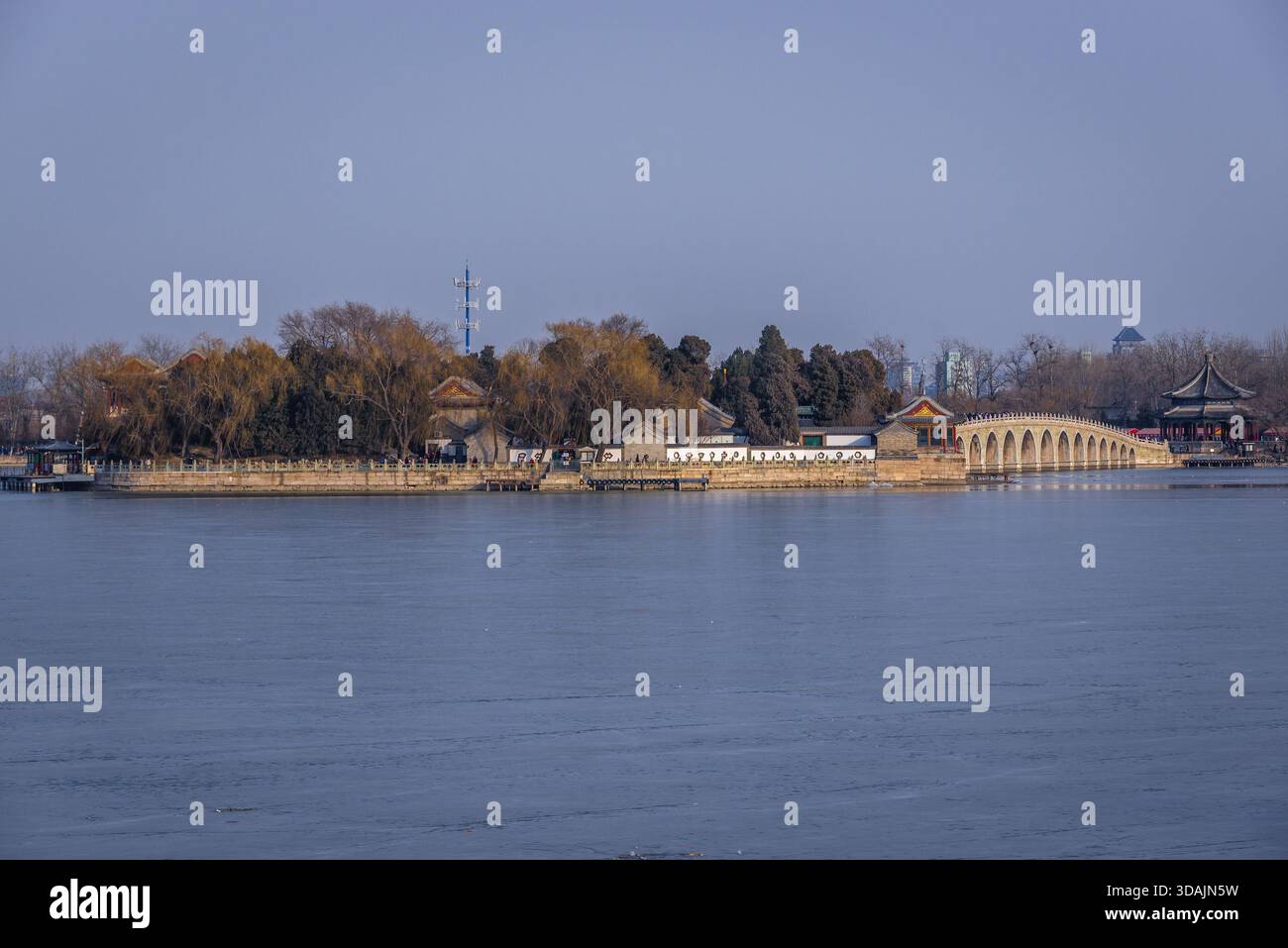 Vue depuis la rive du lac Kunming sur le soi-disant pont Seventeen Arch à Nanhu isle dans le Palais d'été à Pékin, capitale de la Chine Banque D'Images