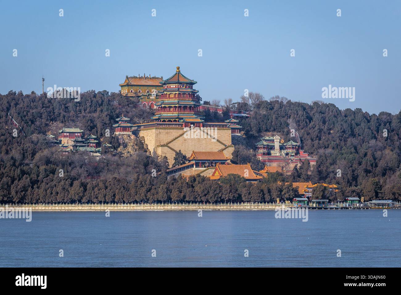 Lac Kunming dans le Palais d'été à Pékin, capitale de la Chine, vue sur la colline de longévité avec la Tour de l'encens bouddhiste et Hall de la mer de sagesse Banque D'Images