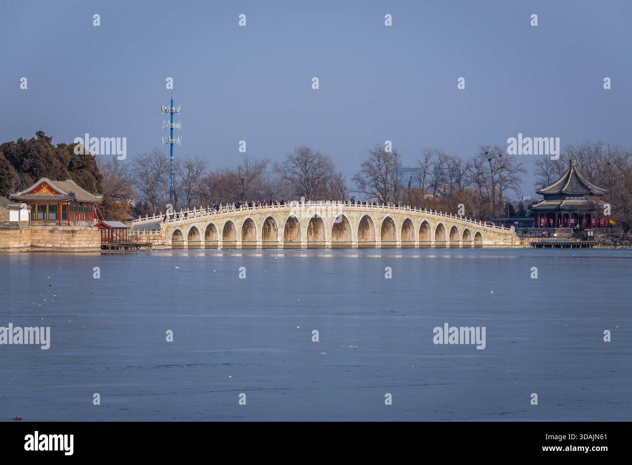 Vue depuis la rive du lac Kunming sur le soi-disant pont Seventeen Arch à Nanhu isle dans le Palais d'été à Pékin, capitale de la Chine Banque D'Images