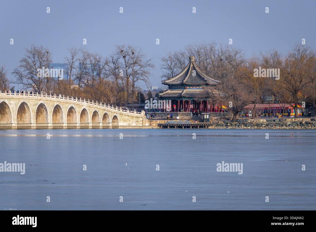 Shiqikong Qiao - Seventeen Arch Bridge reliant la rive orientale du lac Kunming et l'île Nanhu dans le jardin impérial du Palais d'été à Beijing, en Chine Banque D'Images