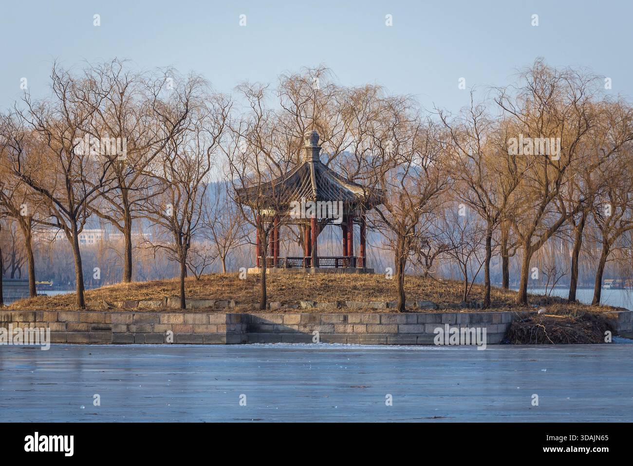 Petit îlot avec belvédère à l'extrémité sud du lac Kunming à Yiheyuan - Palais d'été, ancien jardin impérial à Beijing, Chine Banque D'Images
