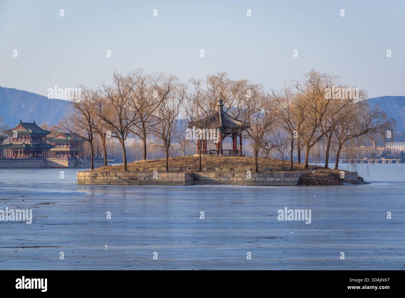 Petit îlot sur le lac Kunming dans le Palais d'été à Pékin, capitale de la Chine Banque D'Images