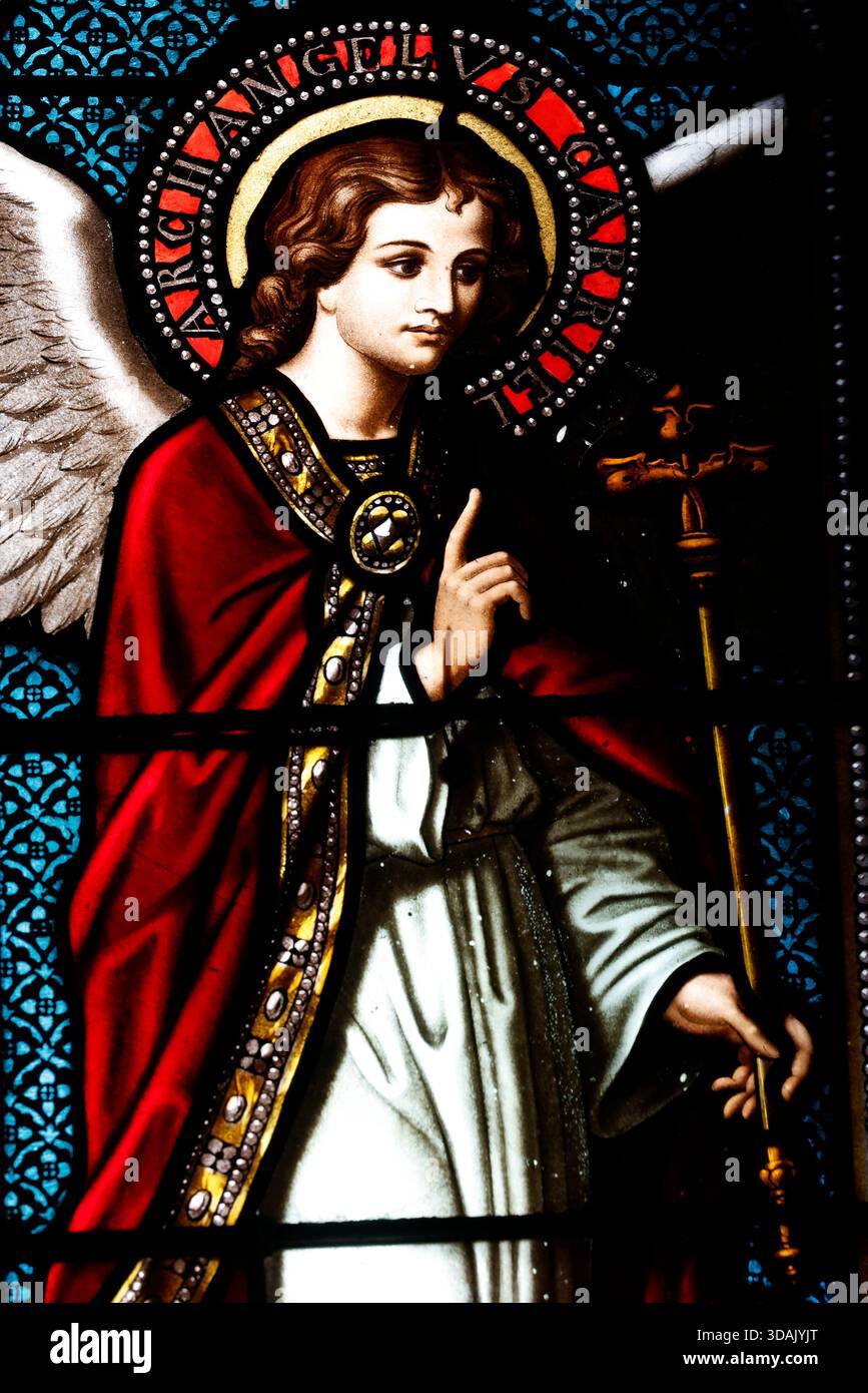 Église Saint Nicolas. Vitraux. Archange Gabriel.. Meursault. France. Banque D'Images