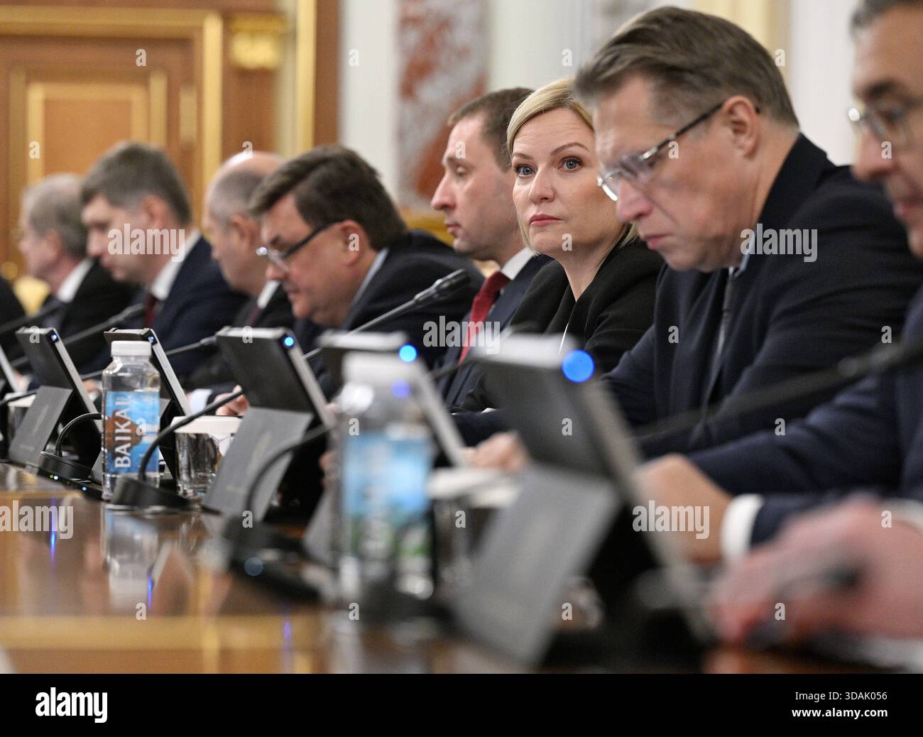Moscou, Russie. 10 décembre 2025. Le ministre russe de la santé Mikhail Murashko (deuxième à droite) et la ministre russe de la culture Olga Lyubimova (au centre) pendant la réunion. Crédit : Gleb Shchelkunov/Kommersant photo/SIPA USA crédit : SIPA US/Alamy Live News Banque D'Images
