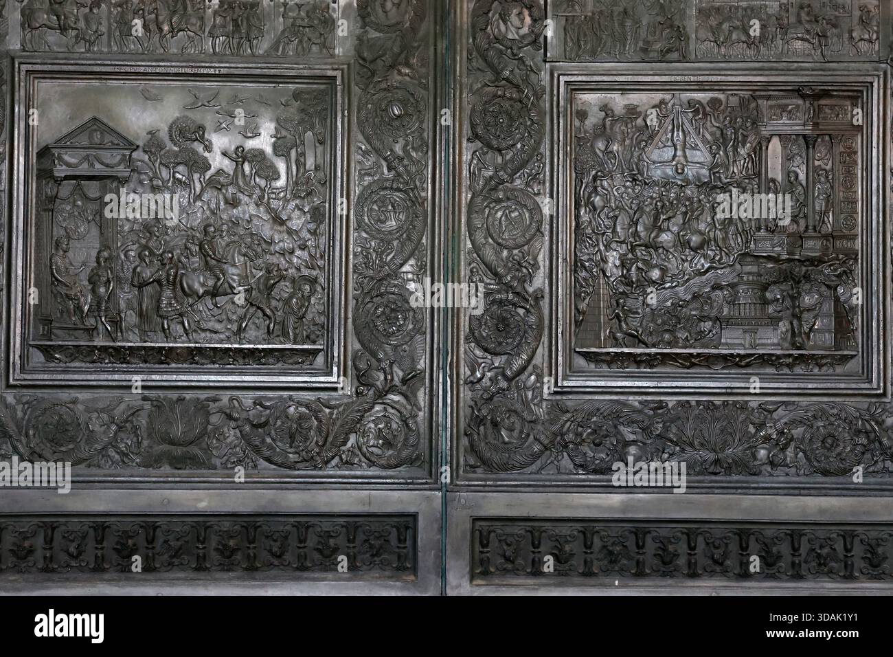– Basilique de Pierre. Porte Sainte en bronze. Les reliefs narratifs en bronze montrent des épisodes bibliques. Banque D'Images
