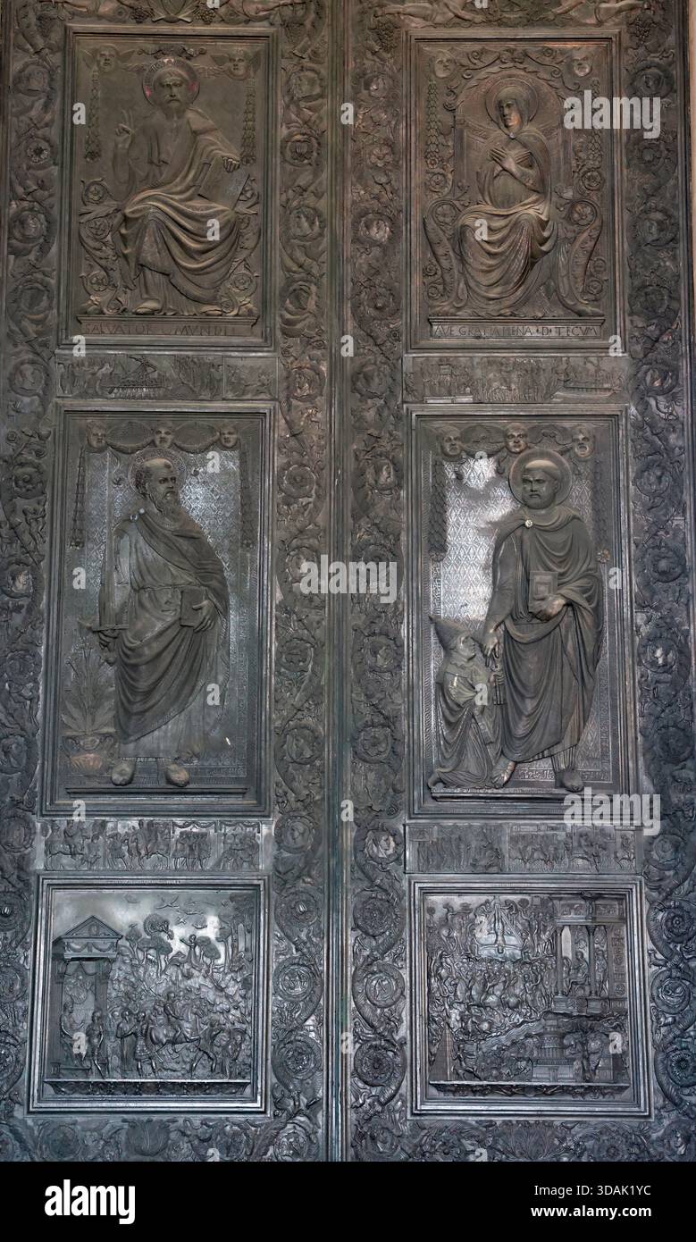 – Basilique de Pierre. Porte Sainte en bronze. Les reliefs narratifs en bronze montrent des épisodes bibliques. Banque D'Images