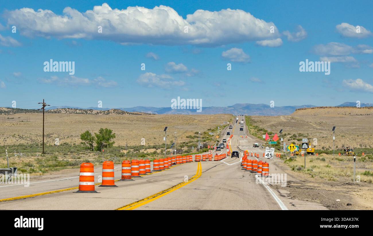 Moab, Utah, États-Unis - 26 mai 2025 : des bornes de circulation ont été mises en route pour diriger les voitures à travers les travaux routiers sur une autoroute Banque D'Images