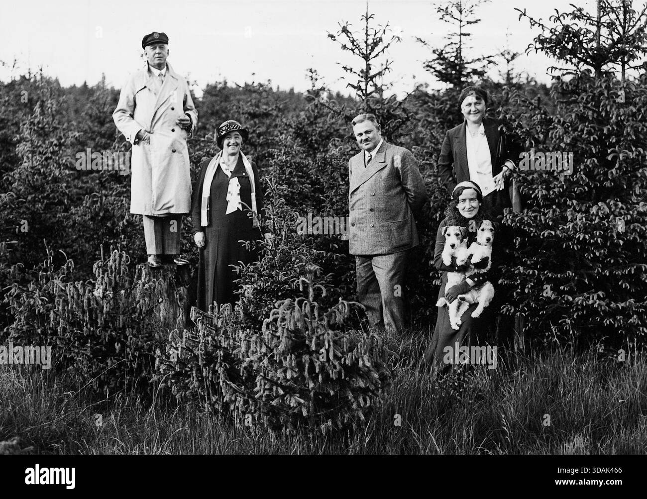 Lors d’une promenade dans la forêt près de Chemnitz, les hommes et les femmes de la compagnie de randonnée ont posé pour une photo. [traduction automatique] Banque D'Images