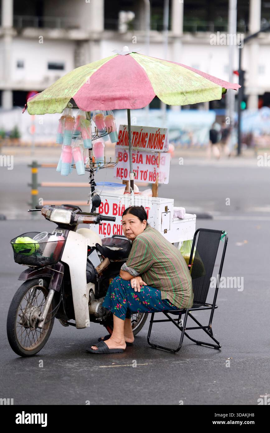 Femme vendant de la nourriture dans la rue. Nourriture de rue. Ho Chi Minh ville. Vietnam. Banque D'Images