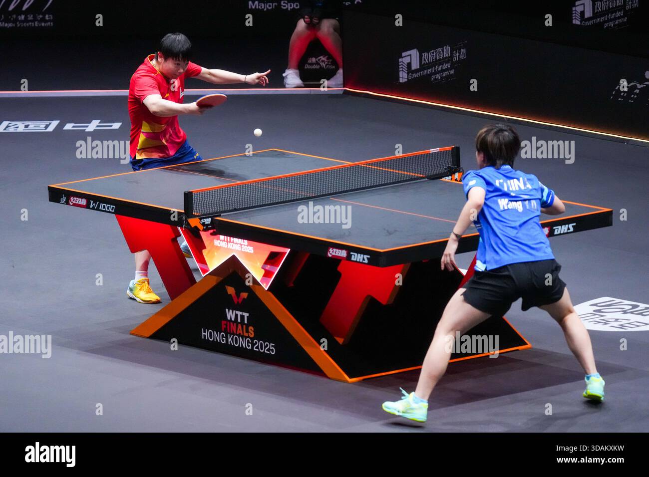 Hong Kong, Chine. 11 décembre 2025. Sun Yingsha (l) concourt lors de la ronde de 16 matchs entre Sun Yingsha de Chine et Wang Yidi de Chine lors des finales WTT Hong Kong 2025 à Hong Kong, Chine du Sud, 11 décembre 2025. Crédit : Zhu Wei/Xinhua/Alamy Live News Banque D'Images