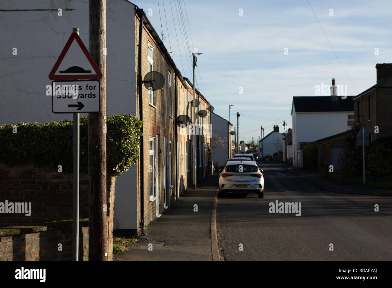 Maisons avec antennes paraboliques main Street, Littleport, Cambridgeshire Banque D'Images