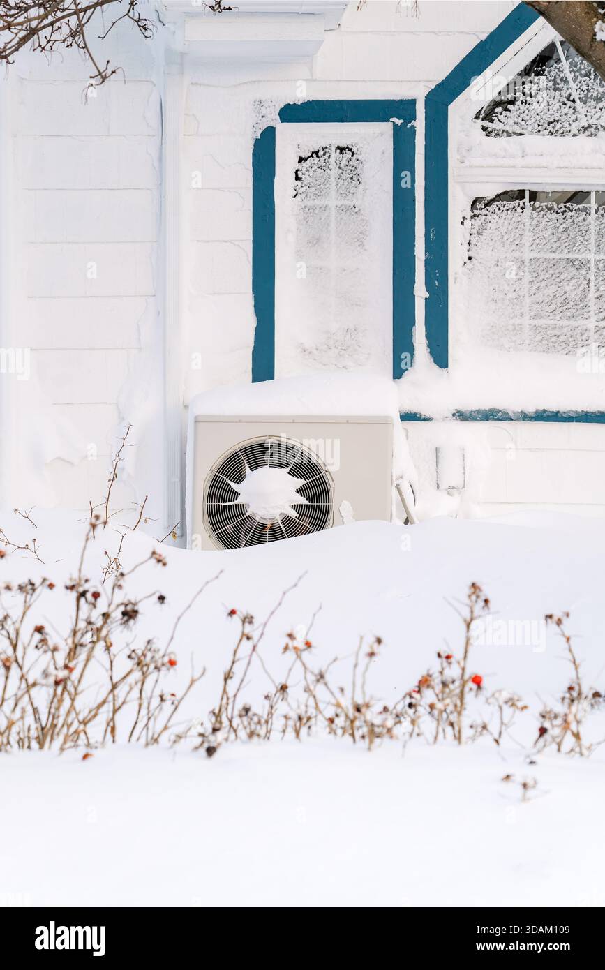 Thermopompe résidentielle en hiver. Banque D'Images