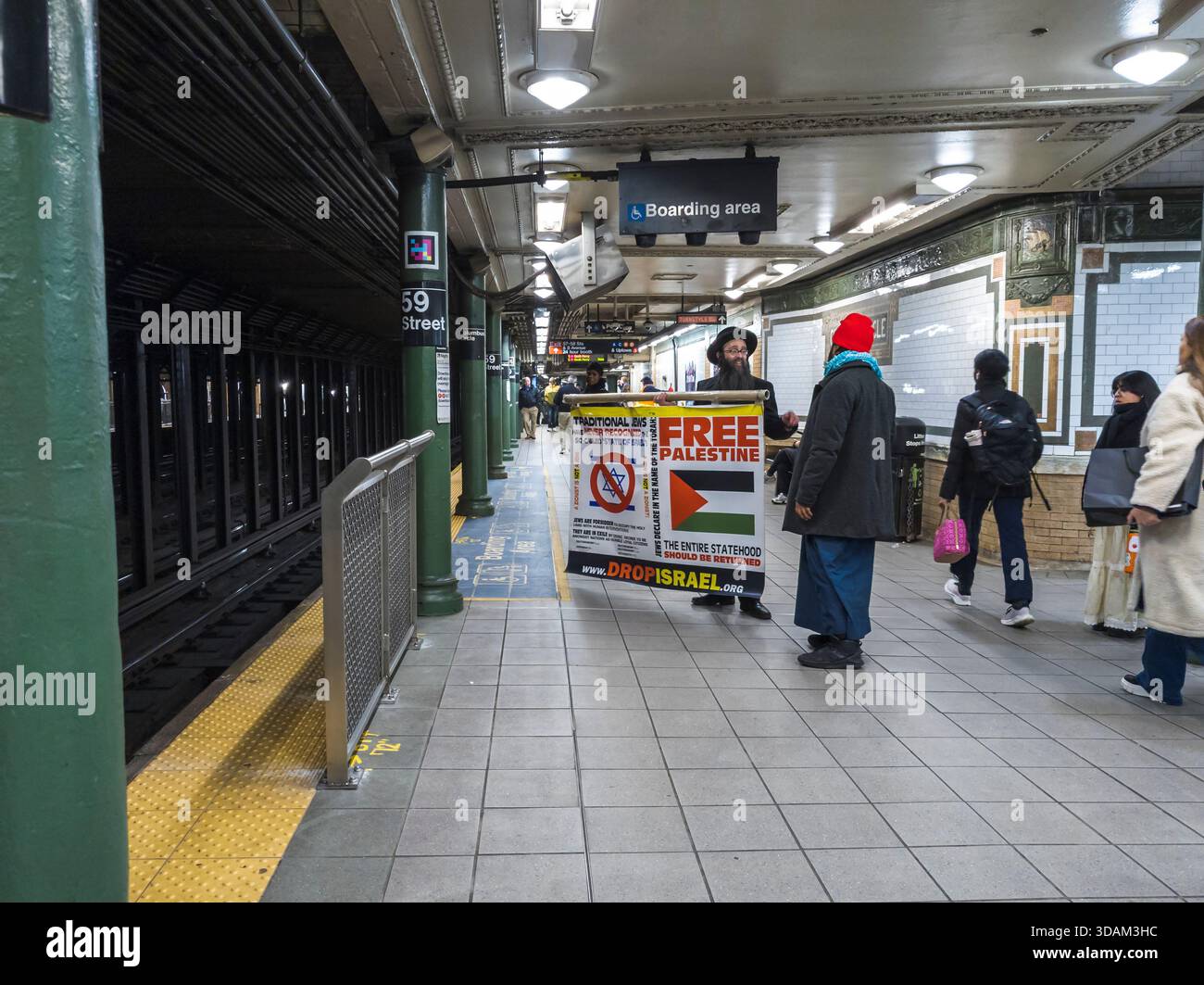 Membre juif orthodoxe de l'antisioniste Neturei Karta dans le métro de New York le mercredi 3 décembre 2025. (© Richard B. Levine) Banque D'Images