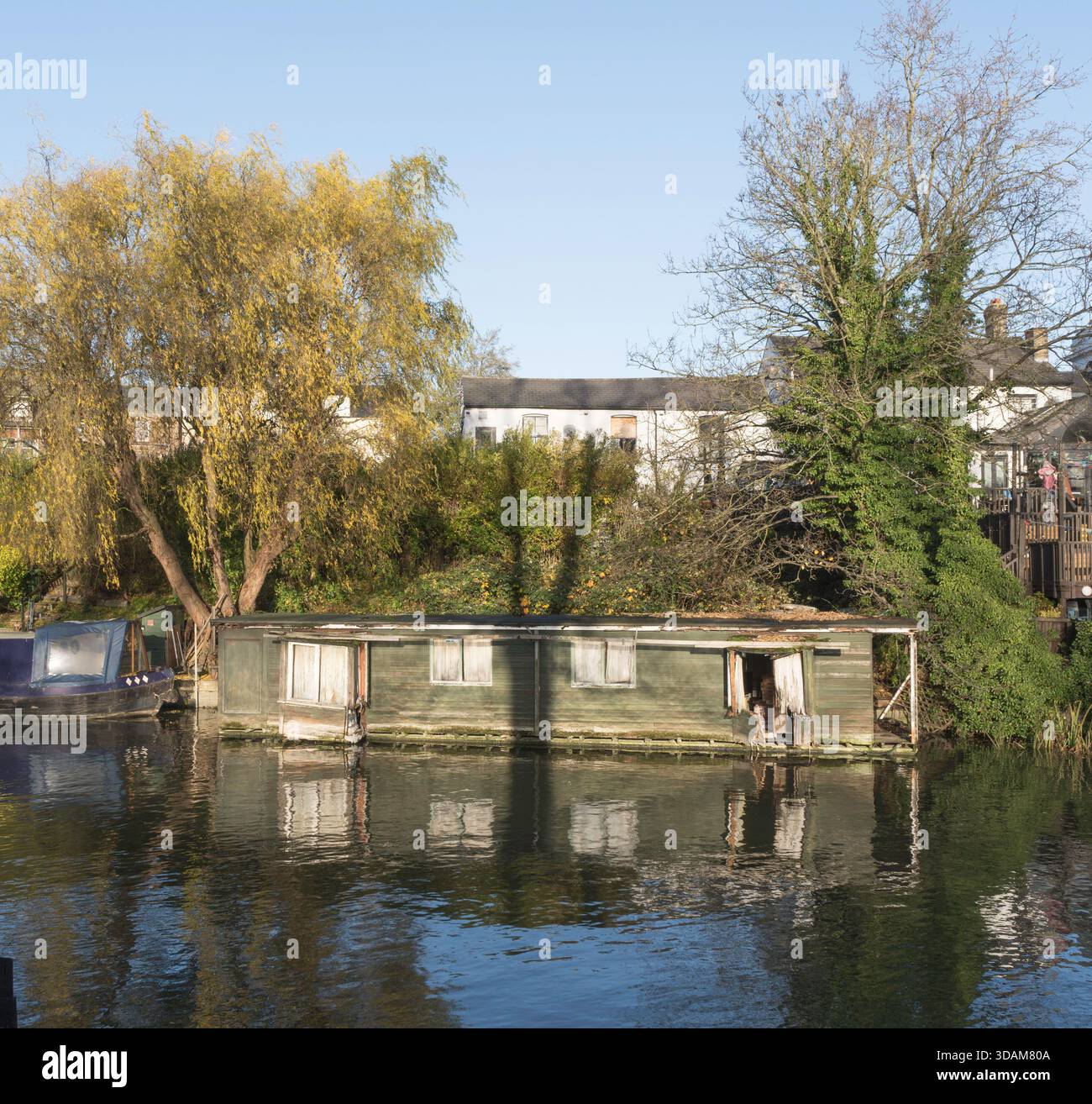 Péniche abandonnée abandonnée sur la rivière Cam à Cambridge, Angleterre, Royaume-Uni Banque D'Images