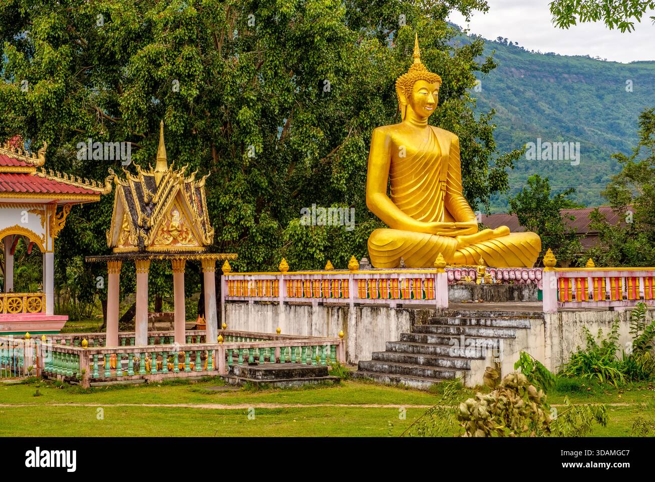 Statues bouddhistes dans un temple au Laos, en Asie du Sud-est Banque D'Images