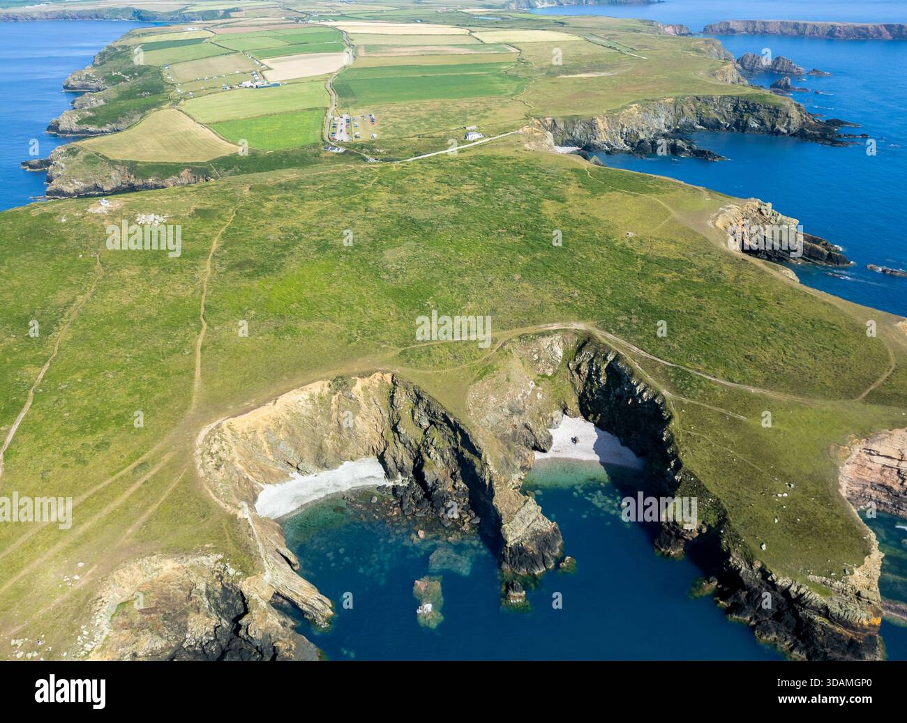 Vue aérienne de falaises accidentées embrassant des criques cachées où la mer turquoise rencontre la terre verdoyante, West Hook, Pembrokeshire, pays de Galles. Banque D'Images
