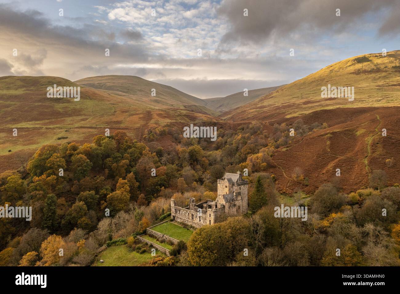 Vue aérienne du château Campbell niché au milieu des collines d'Ochil, une symphonie de teintes automnales sous un vaste ciel, Dollar, Écosse, Royaume-Uni. Banque D'Images