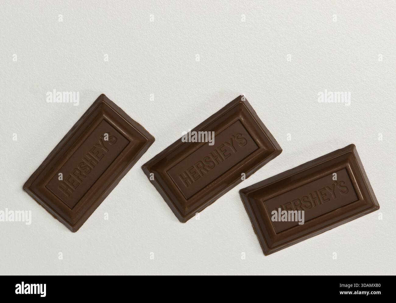 Houston, Texas USA 12-10-2025 : Hersheys ZERO Sugar Milk Chocolate morceaux dispersés sur fond blanc espace de copie. Banque D'Images