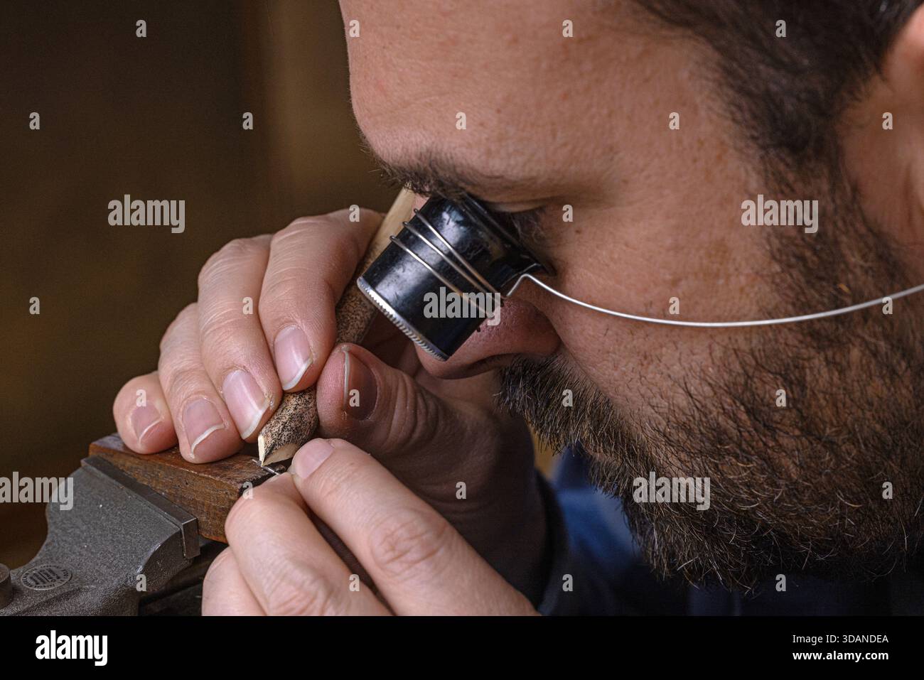 L'horloger indépendant Raul Pagès travaille sur une montre sur mesure dans son studio calme et ensoleillé aux Brenets, un village isolé dans les montagnes du Jura suisse Banque D'Images