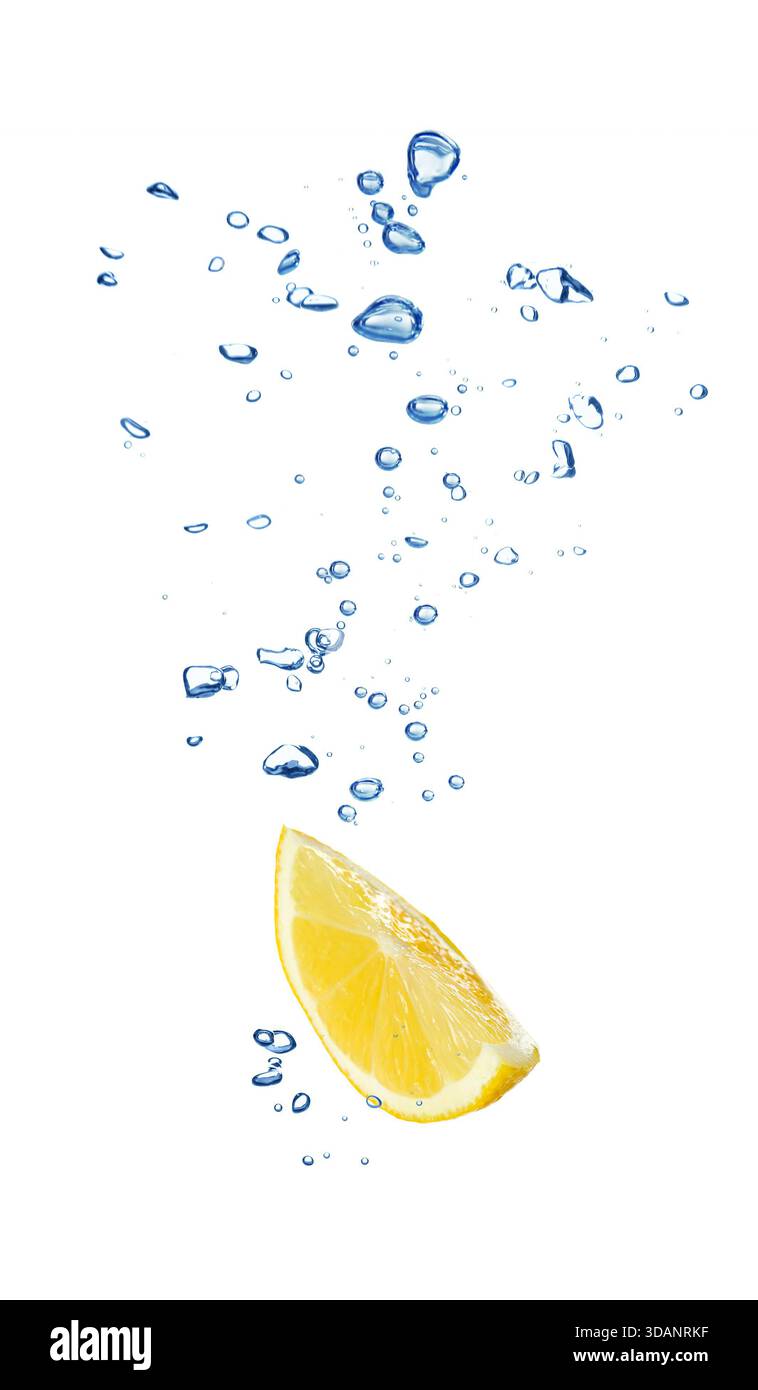 Coin de citron tombant dans l'eau sur fond blanc Banque D'Images
