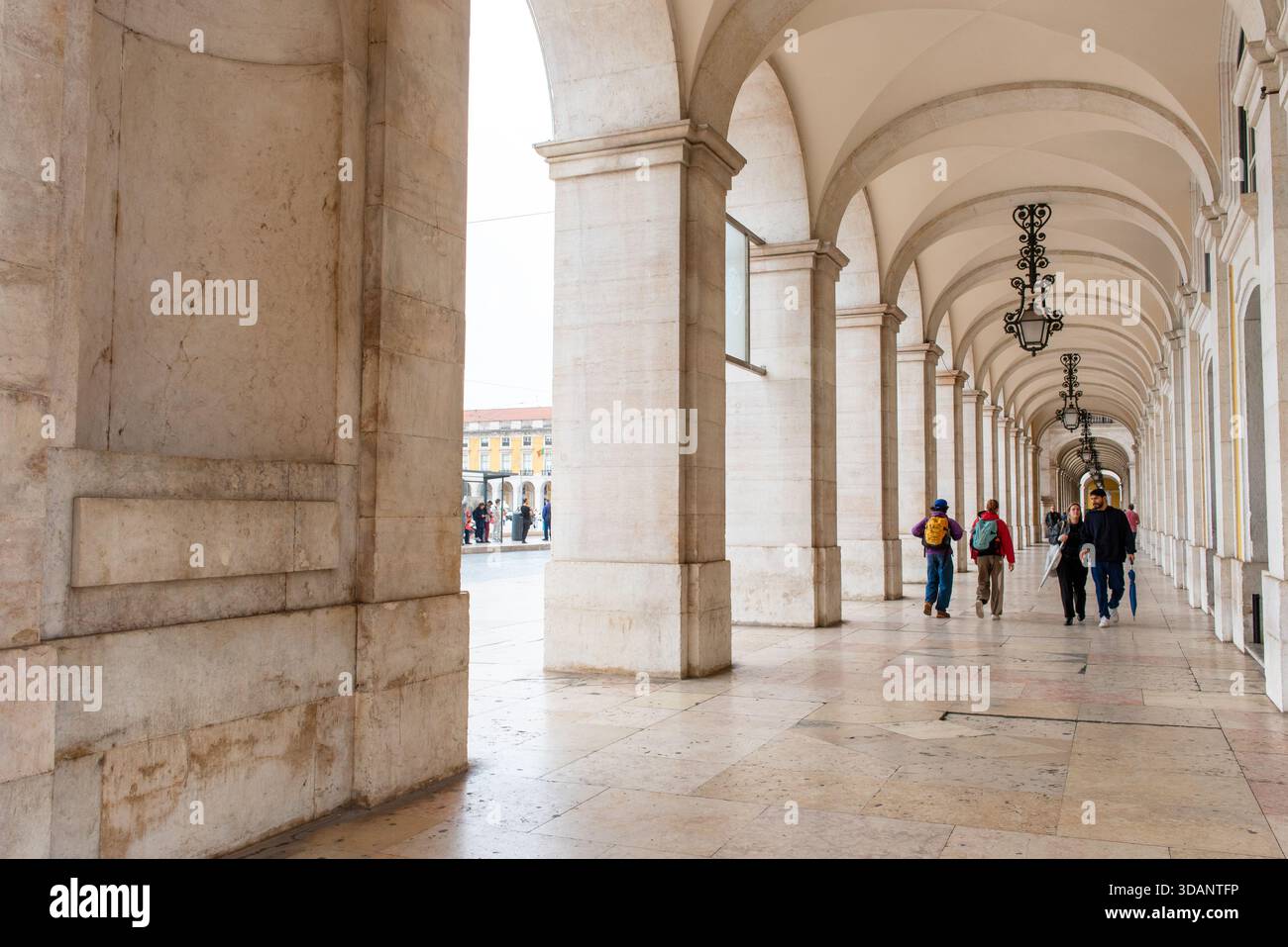 Les gens marchent sous les arcades du Palais Ribeira, Terreiro do Paco. Commerce Square Banque D'Images
