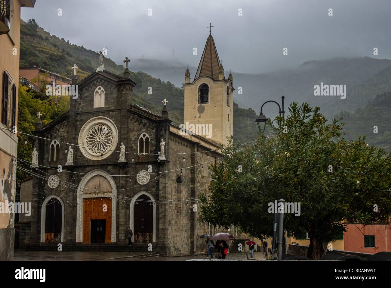 Iglesia de San Juan Bautista un día lluvioso. Riomaggiore, Cinque Terre, Italie Banque D'Images