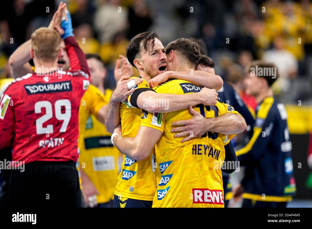 Joueurs de Rhein-Neckar Löwen, dans le front Patrick Groetzki (RNL, 24) embrassant son coéquipier Sebastian Heymann (RNL, 13), célébration après le coup de sifflet final, joie pour la victoire, vainqueur, vainqueur, acclamations, célébration, heureux, positif, tourné vers l'avenir, regardez Banque D'Images