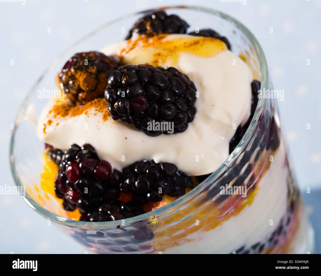 Blackberry et orange yaourts - délicieux dessert d'été Banque D'Images