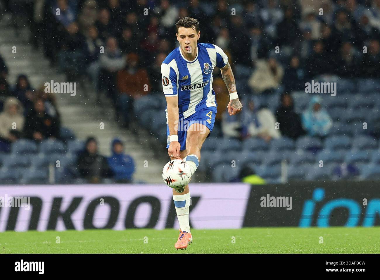 Porto, Portugal. 11 décembre 2025. Porto, 11/12/2025 - le FC Porto a accueilli Malmö au stade do Dragão dans un match pour la 6ème manche de l'Europa League 2025/26. Kiwior ; (Catarina Morais/Kapta ) crédit : Atlantico presse Lda/Alamy Live News Banque D'Images