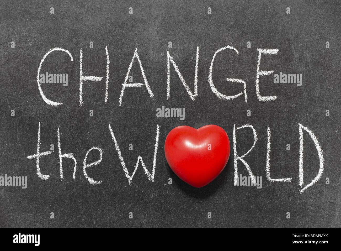 Changez la phrase du monde écrite à la main sur le tableau noir avec le symbole de coeur au lieu de O. Banque D'Images