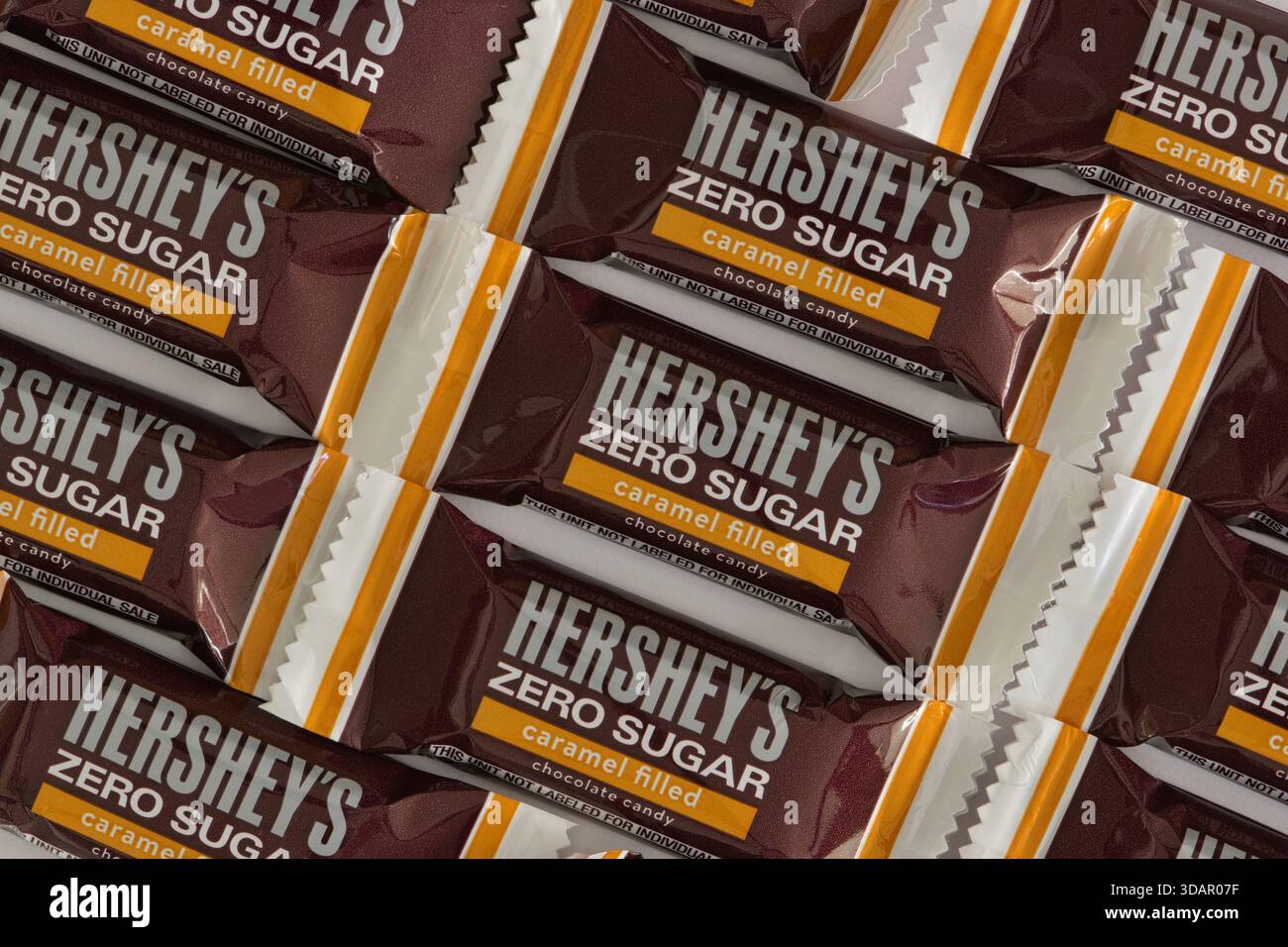 Houston, Texas États-Unis 12-10-2025 : carrés de chocolat au lait fourrés au caramel sans sucre Hersheys dans des emballages. Banque D'Images