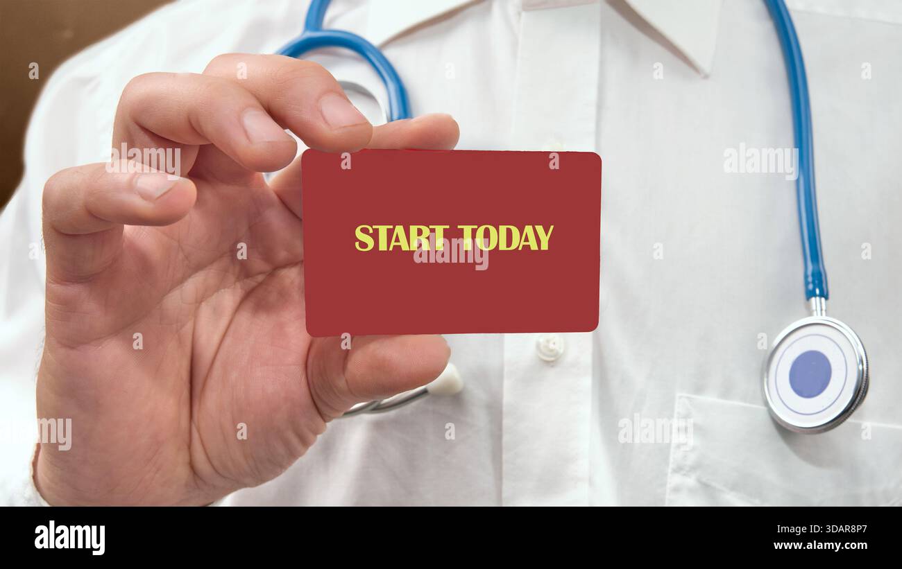 Un médecin en manteau blanc affiche une carte avec les mots START TODAY. Un stéthoscope pend autour de leur cou, suggérant un milieu de soins. Banque D'Images